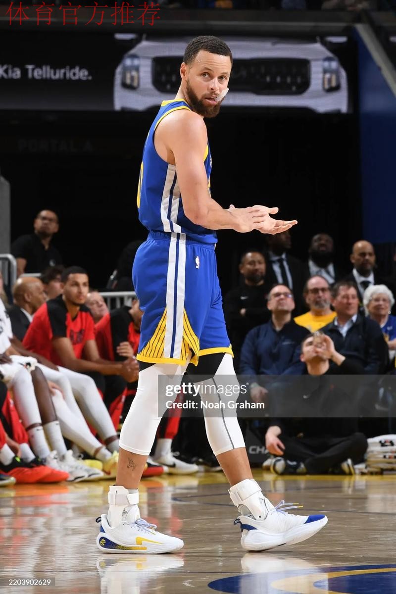 巴特勒控球送助攻 库里空位三分飙射